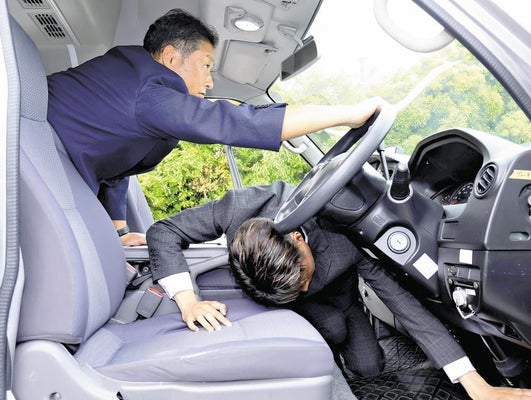 高速道で運転手が意識失いタクシー暴走、乗客２人が事故防ぐ機転…１人は手でブレーキ押し込む　事故のため万博見学は取りやめに…